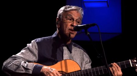 Tremor nas mãos de Caetano Veloso em live não é Mal de Parkinson, diz jornal