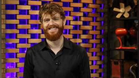 Erick Krominski aparece machucado e faz alerta sobre vacina antitetânica