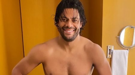 Hulk Paraíba exibe barriga trincada ao curtir férias com esposa e filhos