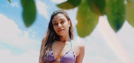 Bailarina do SBT posa de biquíni e quase mostra demais