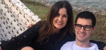 Com abraço, Fátima Bernardes se despede do filho Vinícius no aeroporto