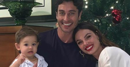 Isis Valverde encanta ao lembrar clique com filho e marido