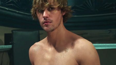 Justin Bieber aparece sem tatuagens e com pouca roupa em novo videoclipe