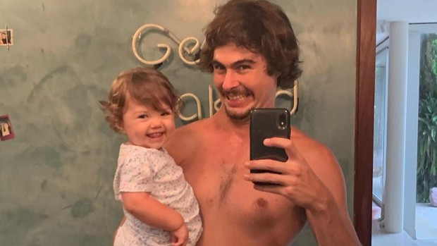 Rafael Vitti deixa fãs encantados com vídeo da filha brincando com ele
