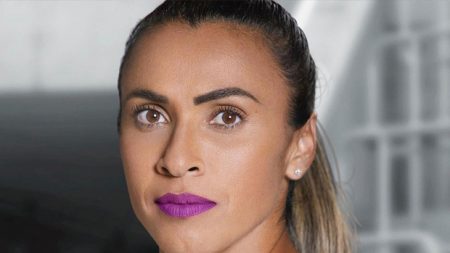 Jogadora Marta pede namorada em casamento e famosos vibram com novidade