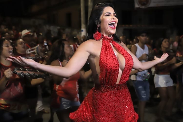 Rainha de bateria Raissa Machado faz desabafo após deixar posto na Viradouro