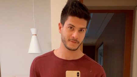 Arthur Aguiar conclui que perdeu a essência e faz desabafo