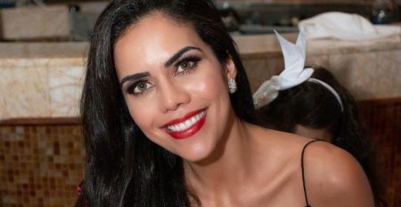 Com look cavado, Daniela Albuquerque esbanja beleza em iate