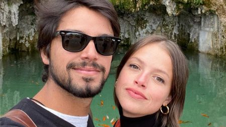 Rodrigo Simas fala sobre relação com Agatha Moreira e explica como é trabalhar com o irmão