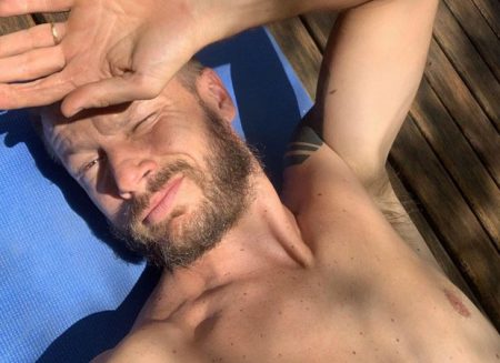 Rodrigo Hilbert surge fazendo careta em foto e detalhe dá o que falar