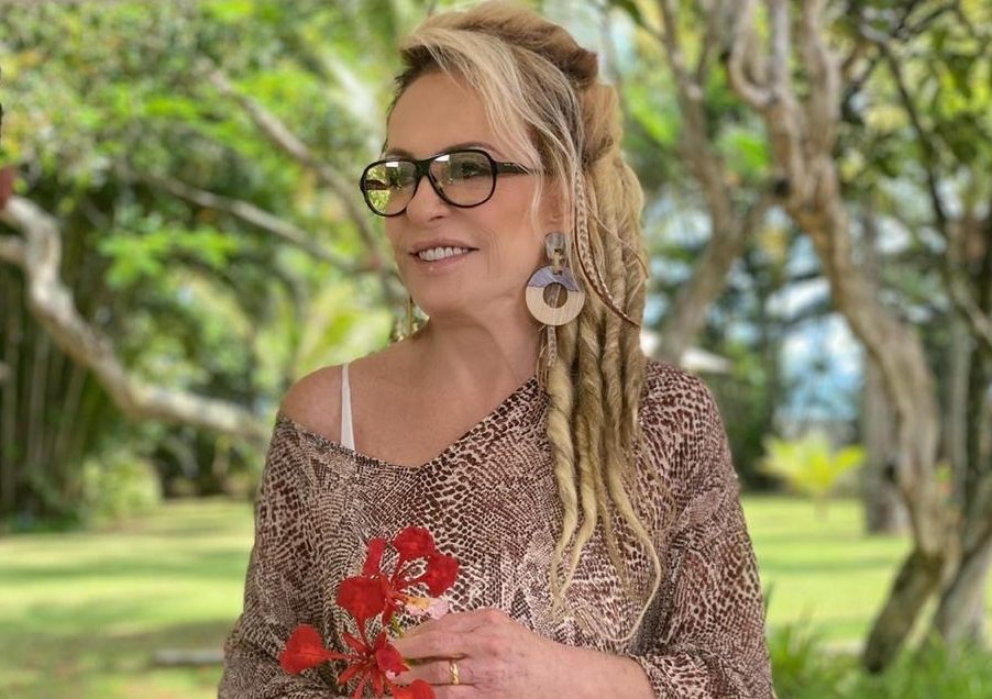 Ana Maria Braga divide opiniões ao surgir de dreads na Globo