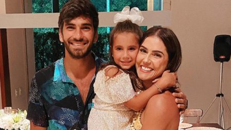 Deborah Secco relembra momento especial com marido e filha em dias de férias