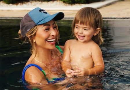 Sabrina Sato encanta seguidores com clique de Zoe na piscina