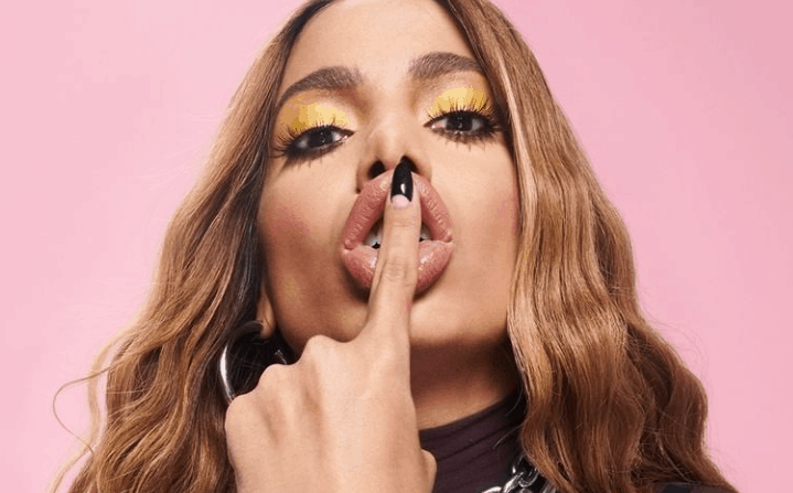 Anitta se pronuncia sobre internação e rebate fake news