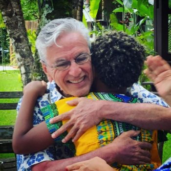 Regina Casé revê Caetano Veloso após um ano e revela desejo oculto