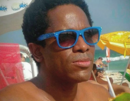 Ator de Falas Negras, da Globo, posta foto com marido e ganha elogios
