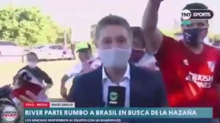 Repórter sofre com furto de celular durante transmissão ao vivo