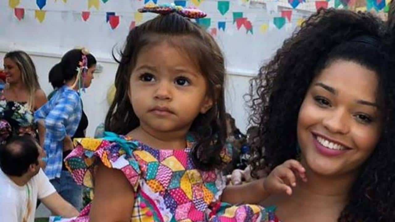 Juliana Alves corta o cabelo da filha em casa e exibe momento na web
