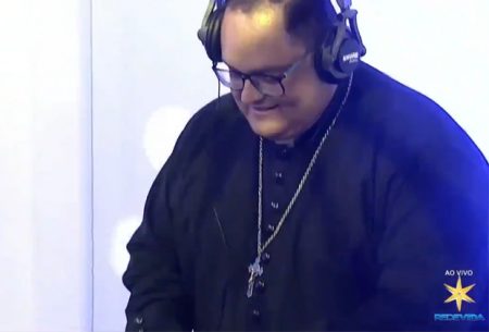 Padre ataca de DJ de novo e chama a atenção com balada na Rede Vida