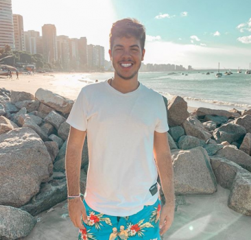 Influenciador digital Alvaro surge com novo namorado na web e faz anúncio