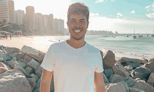 Influenciador digital Alvaro surge com novo namorado na web e faz anúncio