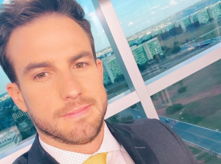 Daniel Adjuto fica de pé na CNN Brasil e detalhe acaba chamando a atenção