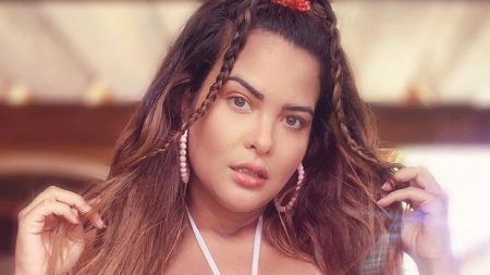 Geisy Arruda confessa suas preferências sexuais em conversa com os seguidores