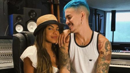 Tays Reis anuncia fim de relacionamento com cantor Biel