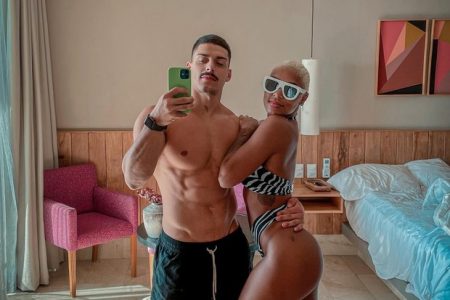 MC Rebecca e namorado exibem corpos definidos em Tulum e fãs babam