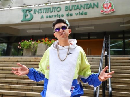 Dono do hit da vacina, MC Fioti grava clipe no Instituto Butantan