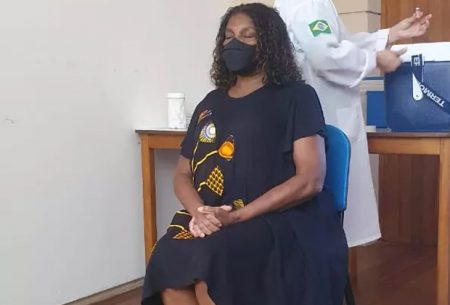 Após ter Covid, Zezé Motta toma vacina no Rio de Janeiro