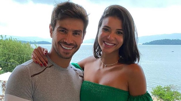 Mariano surpreende e dá anel de compromisso para Jakelyne Oliveira