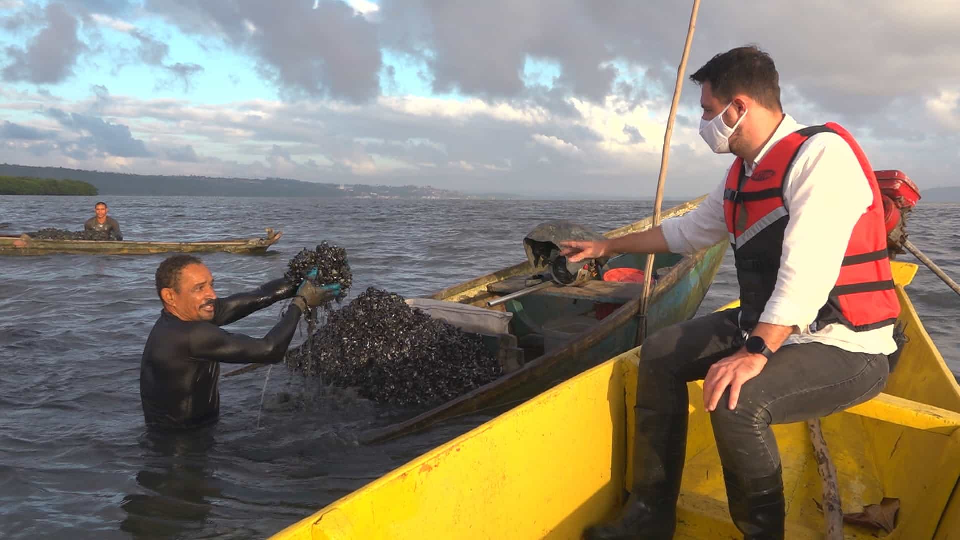 Repórter Record Investigação mostra exaustivo trabalho dos pescadores do sururu em Alagoas