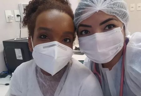 Ex-BBB Thelma toma decisão, vai a Manaus e ajuda em combate contra a covid