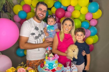 Caçula de Zé Neto e Natália Toscano encanta ao surgir vestida de sereia