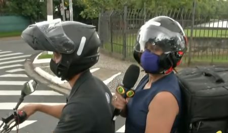 Catia Fonseca encara temporal em SP e chega de moto na Band