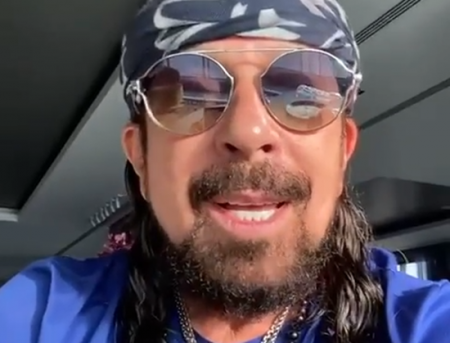 Bell Marques surpreende ao ser flagrado em iate de R$ 7 milhões