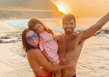 Deborah Secco curte férias em família na Bahia e se declara para filha
