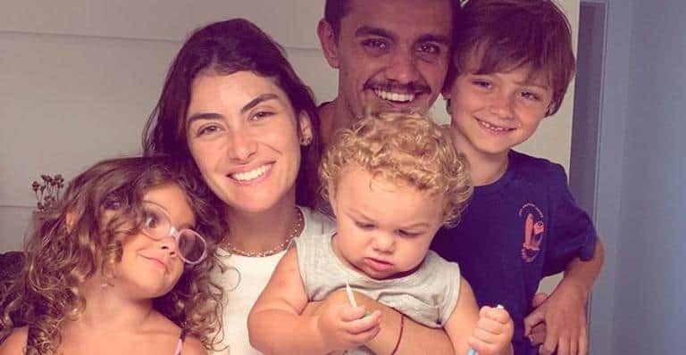 Felipe Simas embarca em cruzeiro com esposa e filhos: “Animados”