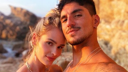 Yasmin Brunet surge com Gabriel Medina e celebra dia especial