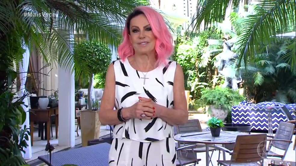 Ana Maria Braga se inspira em mangá e surge com o cabelo rosa na Globo