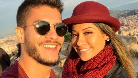 Mayra Cardi surpreende ao surgir aos beijos com Arthur Aguiar