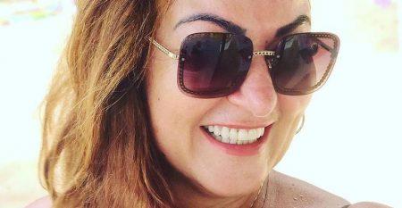 Mãe de Neymar posa de biquíni em clique raro e corpão chama a atenção