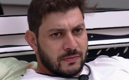 BBB 2021: Caio quase deixa toalha cair ao trocar de sunga no banho