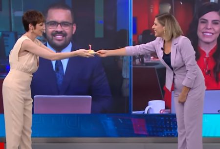 Gloria Vanique é surpreendida com bolo de aniversário em telejornal da CNN Brasil