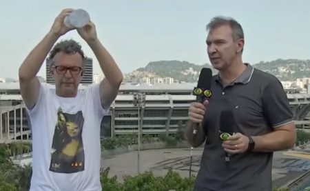 Ao vivo, Neto toma banho na Band para enfrentar o calor do Rio