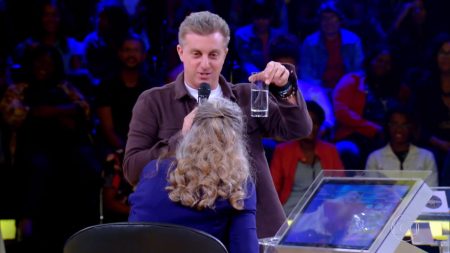 De olho em 2022, Luciano Huck faz a linha “povão” e diz usar copo de requeijão