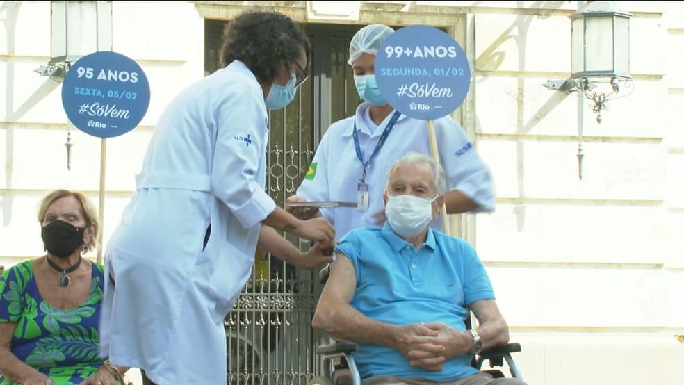 Aos 102 anos, Orlando Drummond, o Seu Peru, é vacinado em cerimônia no Rio
