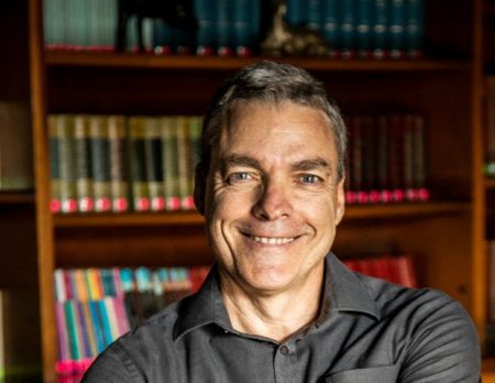 Ex-galã dos anos 1980, Paulo Castelli se dedica à medicina geriátrica