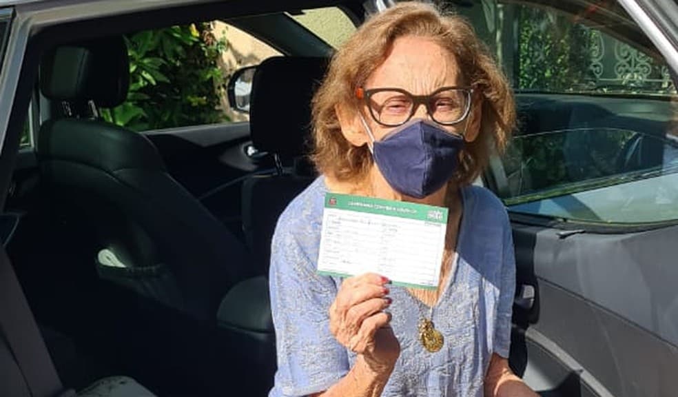 Aos 93 anos, Laura Cardoso é vacinada contra a Covid-19 e comemora
